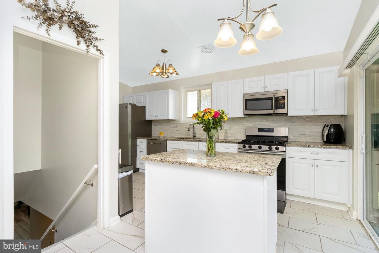 Chandelier, Interior, Kitchen, Marble, Pendant Lights, Stainless Steel Appliances
