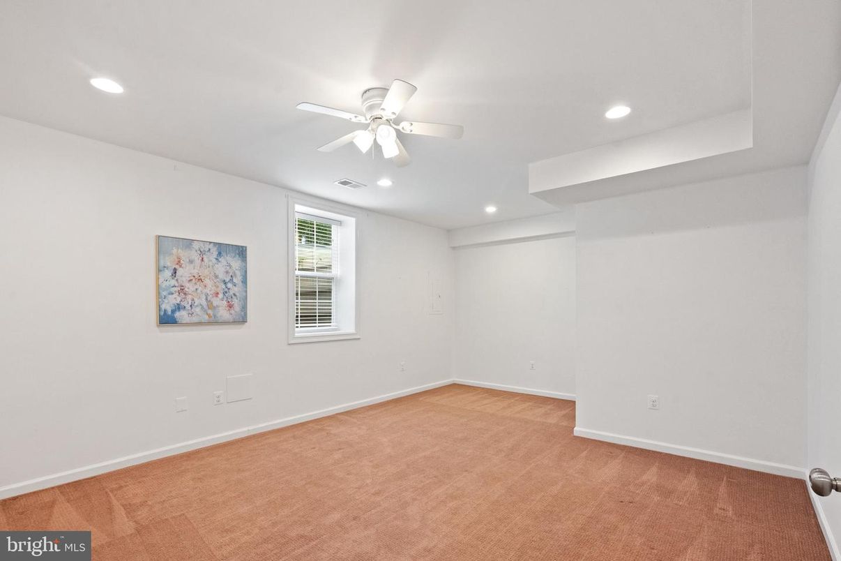 Empty room, Interior, Recessed Lighting