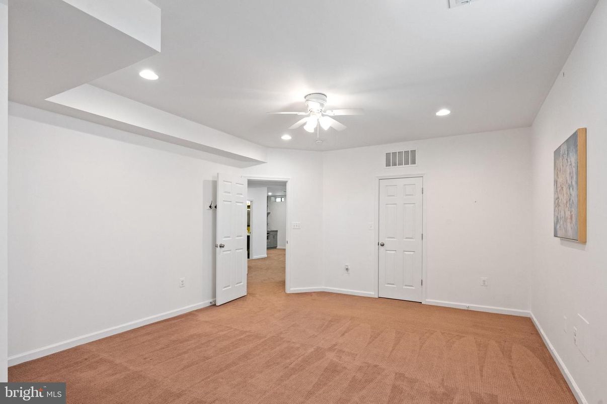 Empty room, Interior, Recessed Lighting