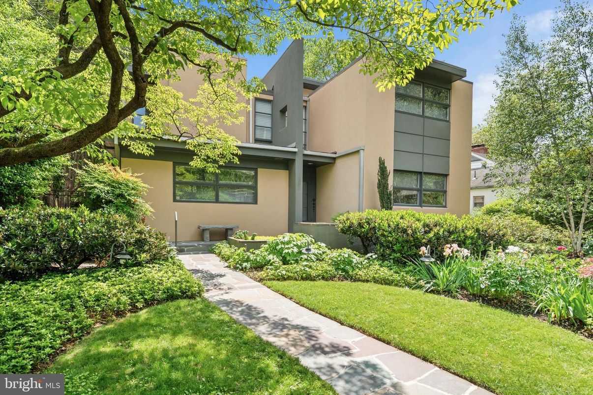 Exterior, Facade, Modern
