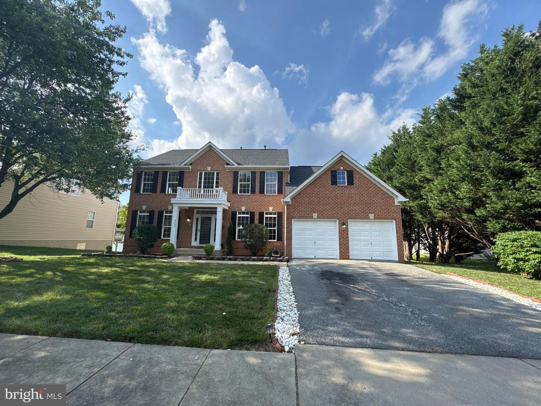 Attached, Exterior, Facade, Brick Facade, Georgian