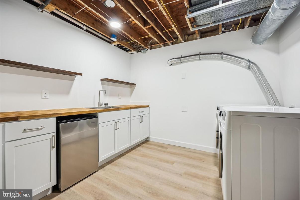 Interior, Stainless Steel Appliances, Washer, Wood Texture Flooring