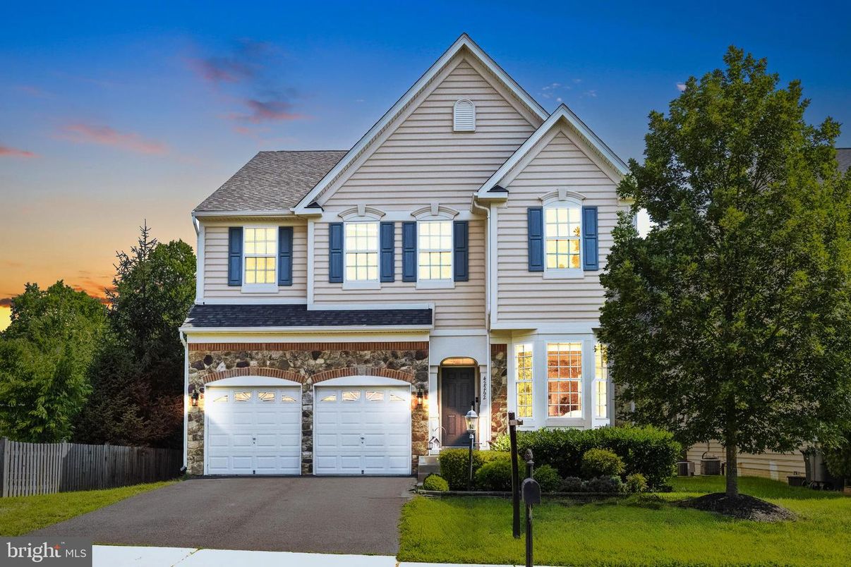 Attached, Exterior, Facade, Farmhouse