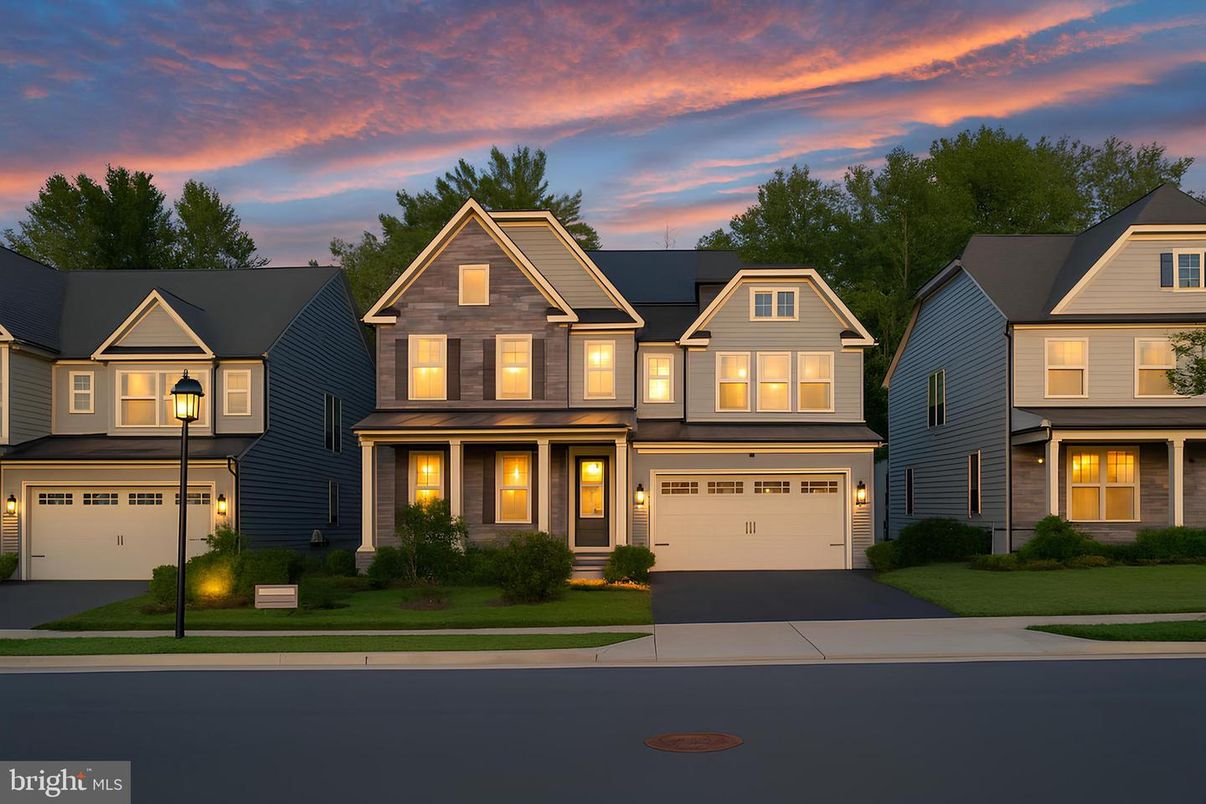 Attached, Exterior, Facade, Farmhouse