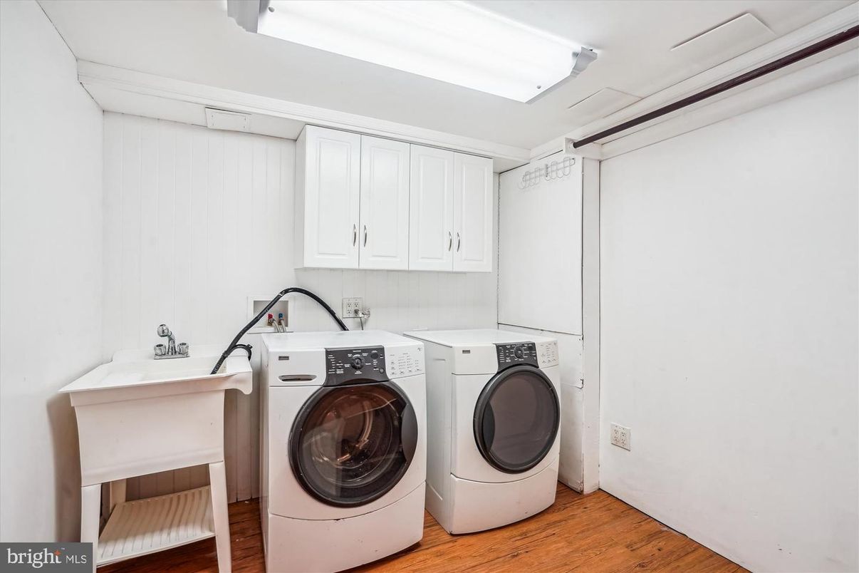 Interior, Washer, Wood Texture Flooring