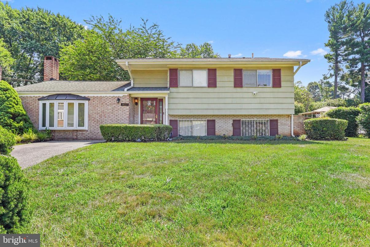 Backyard, Exterior, Facade, Brick Facade, Split Level