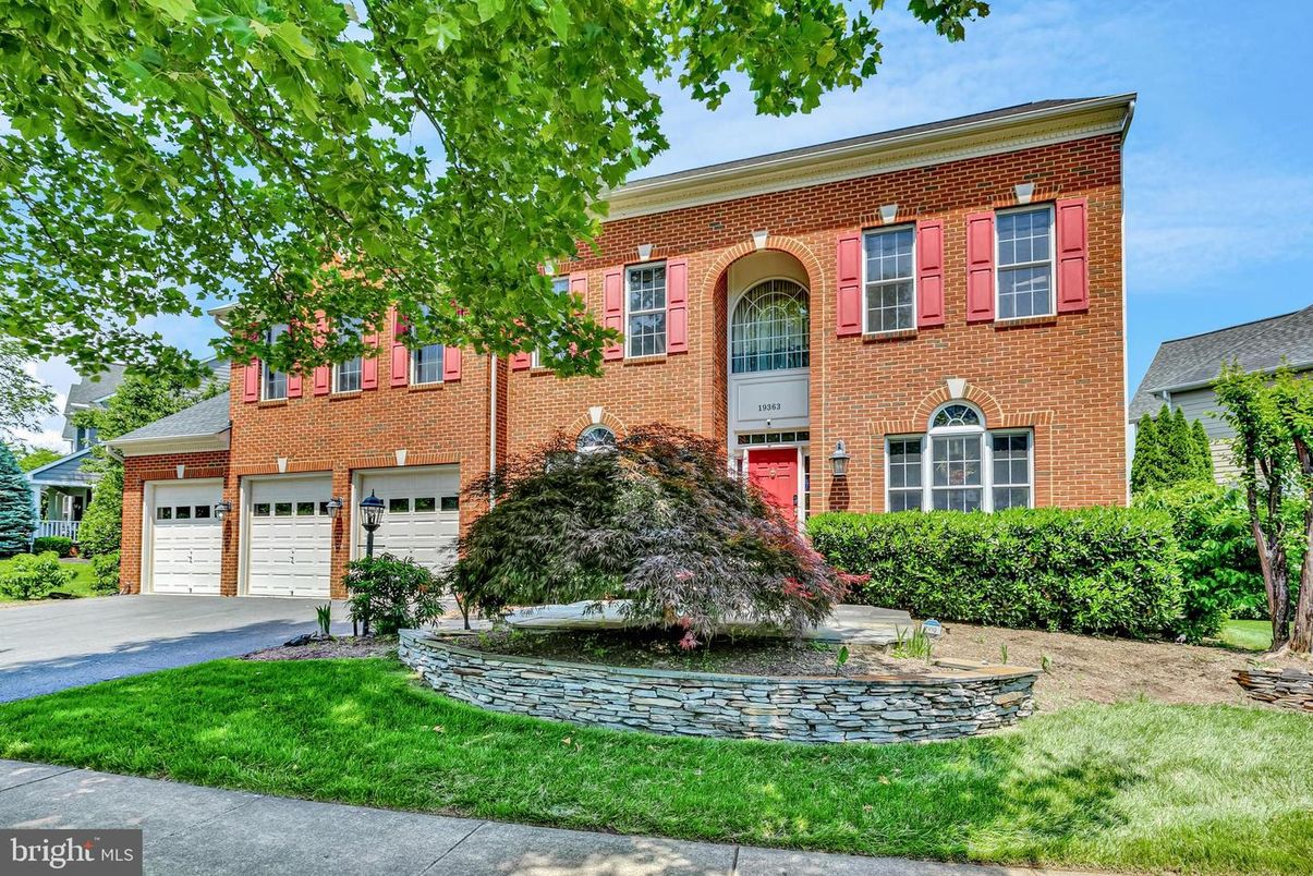 Attached, Exterior, Facade, Brick Facade, Georgian
