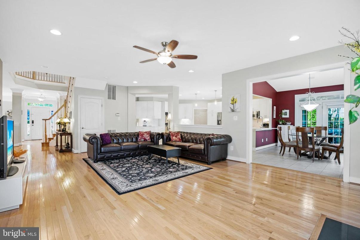 Dining room, Interior, Living room, Pendant Lights, Recessed Lighting, Wood Texture Flooring