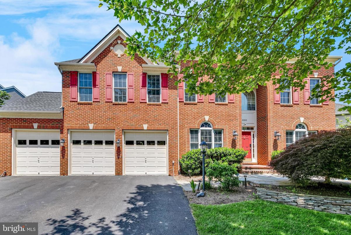Attached, Exterior, Facade, Brick Facade, Georgian