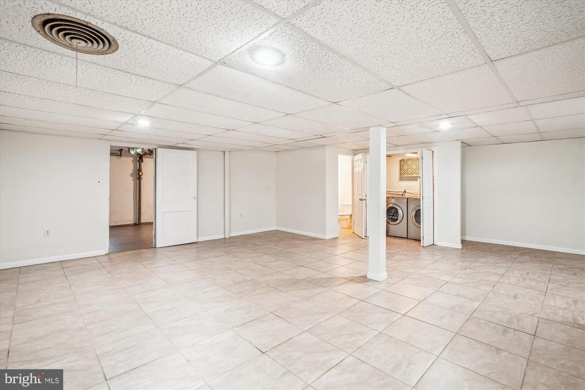 Empty room, Interior, Recessed Lighting, Utility Closets, Washer