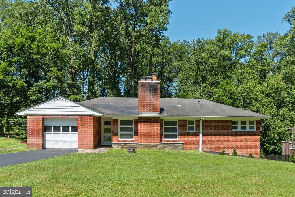 Attached, Exterior, Facade, Brick Facade, Ranch