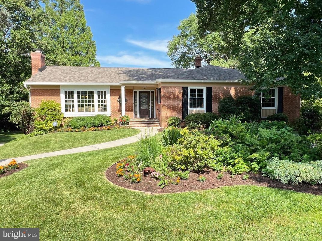 Exterior, Facade, Brick Facade, Cape Cod