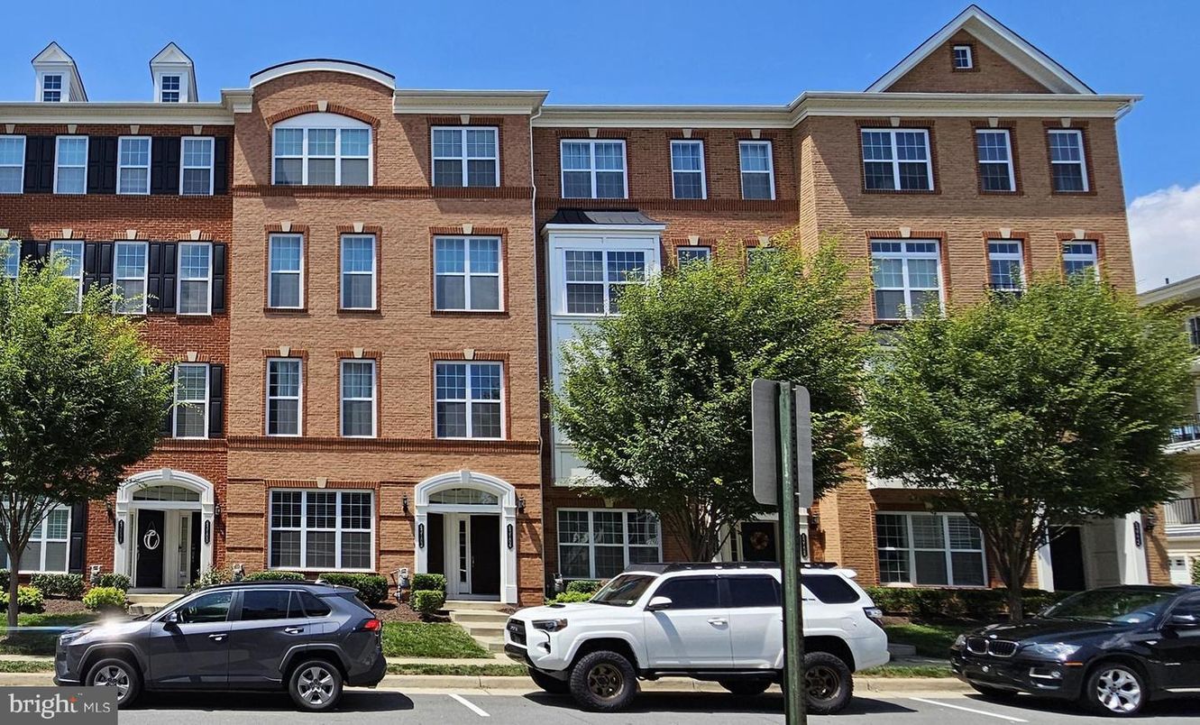 Exterior, Facade, Brick Facade, Rowhouse