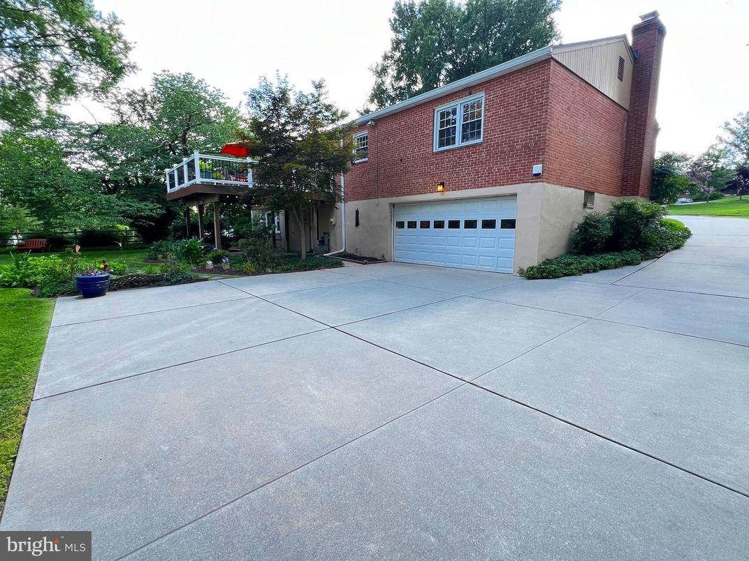 Attached, Exterior, Facade, Brick Facade, Split Level