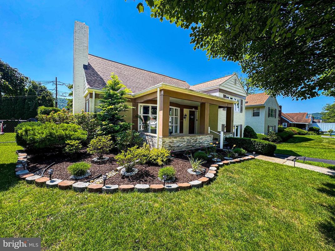 Backyard, Exterior, Facade, Queen Anne Victorian