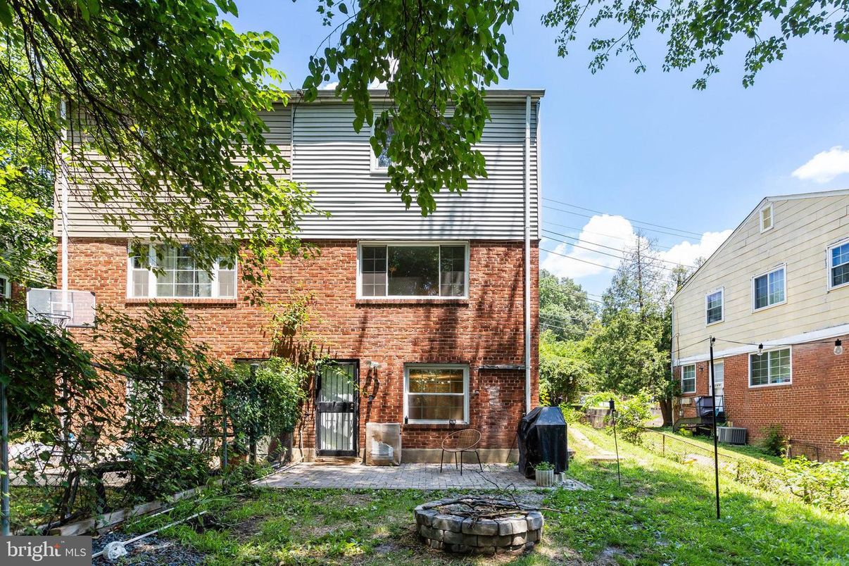 Exterior, Facade, Brick Facade, Rowhouse