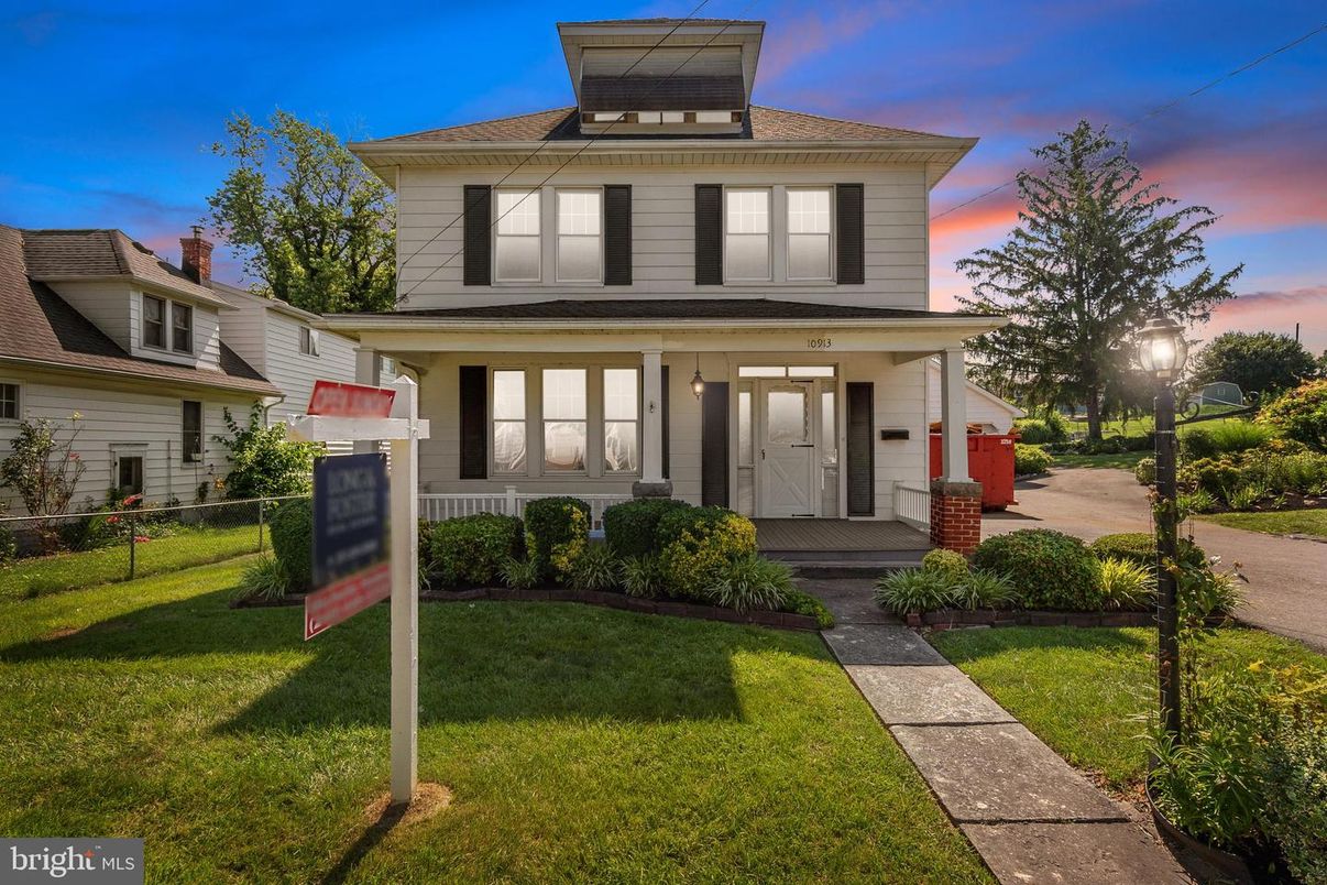 Exterior, Facade, American Foursquare