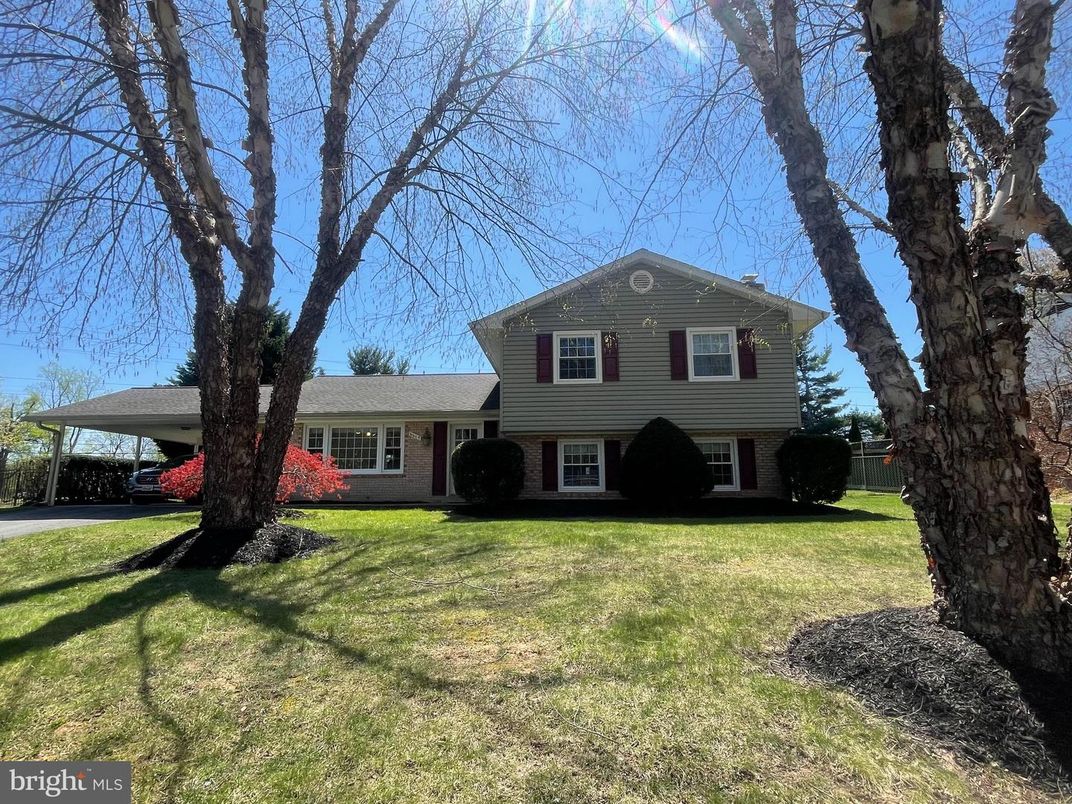Backyard, Exterior, Facade, Split Level
