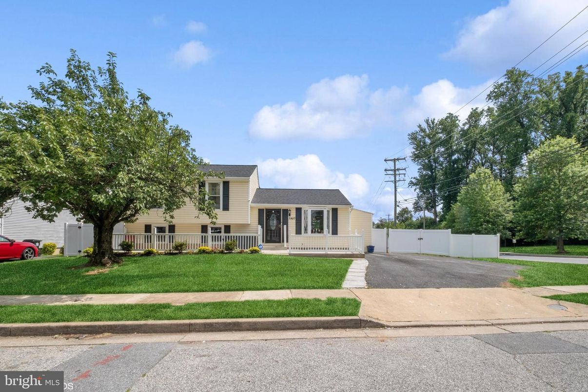 Exterior, Facade, Raised Ranch
