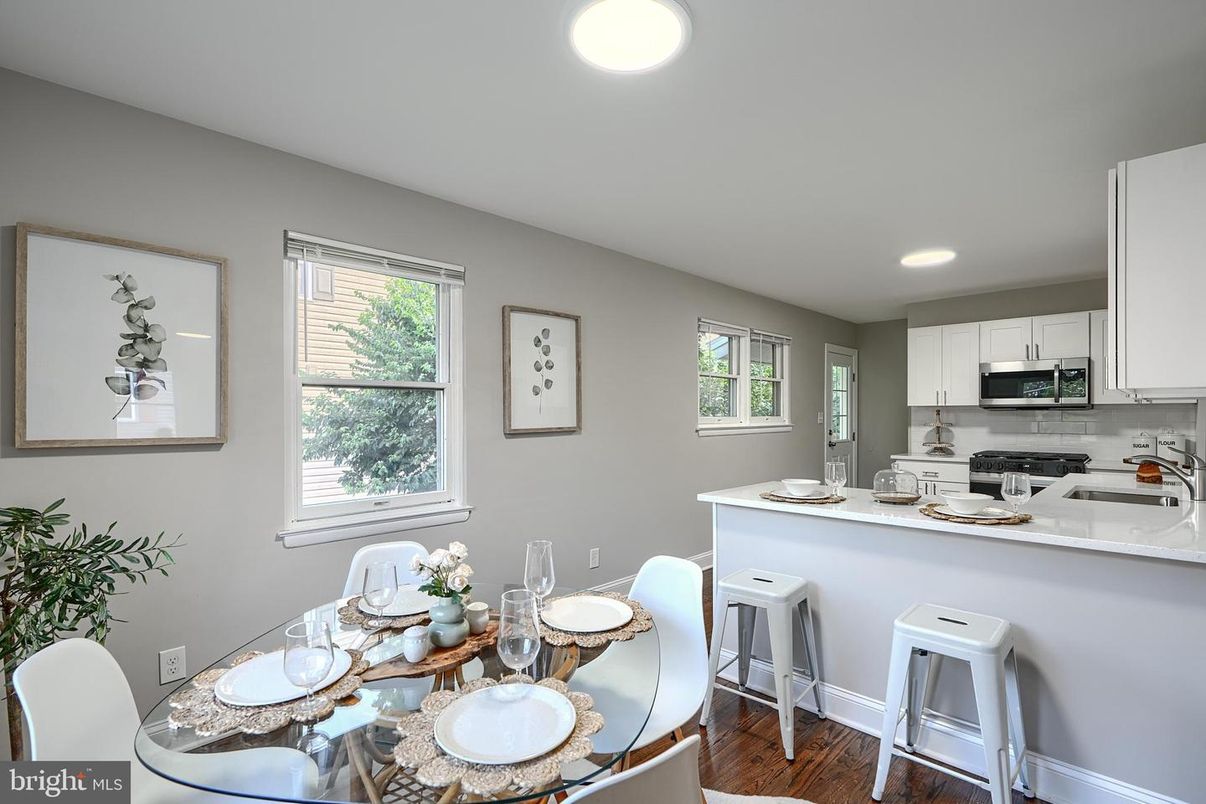 Dining room, Interior, Kitchen, Recessed Lighting, Wood Texture Flooring