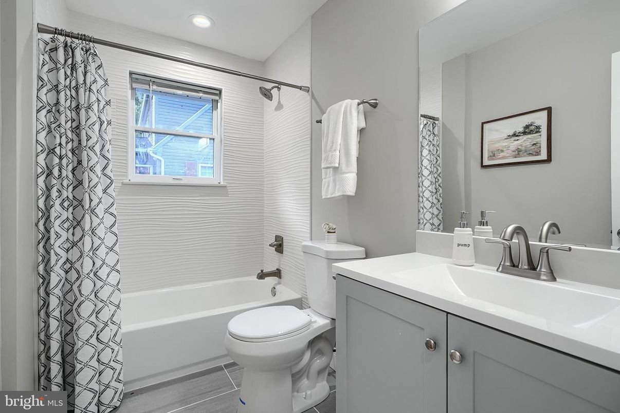 Bathroom, Interior, Recessed Lighting
