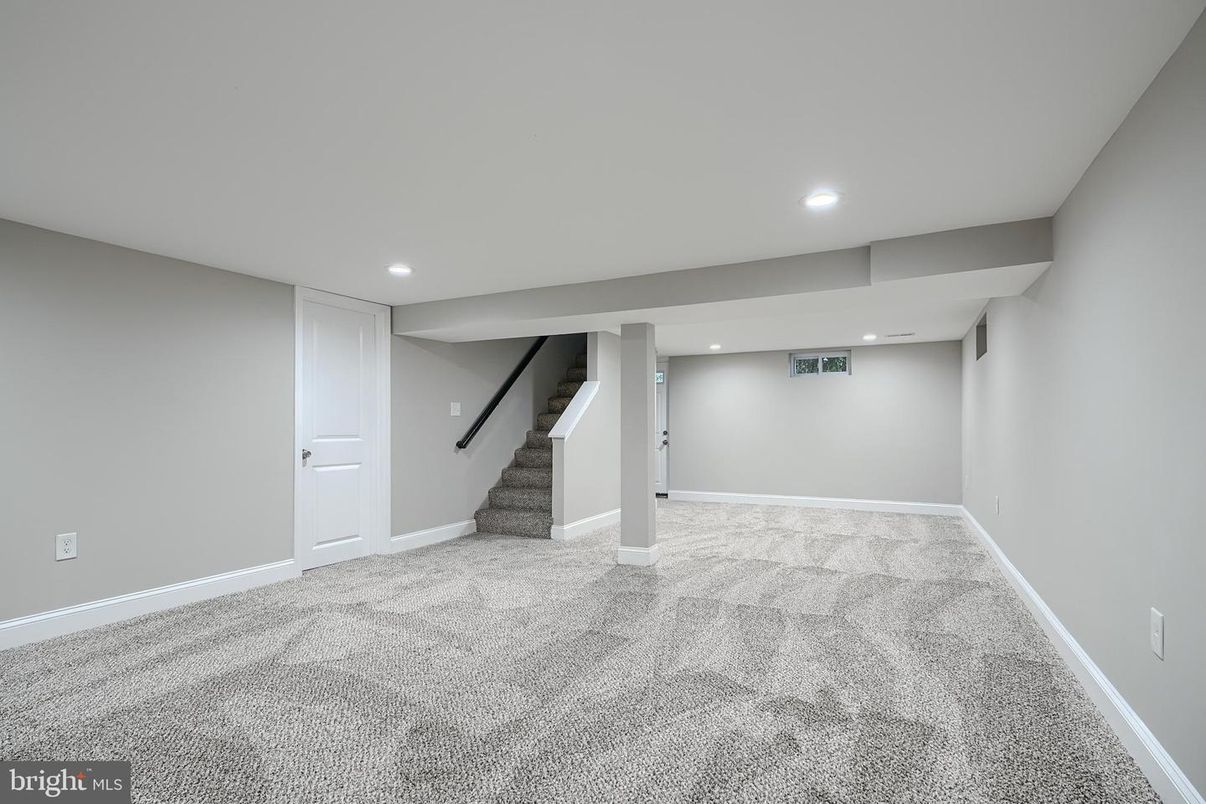 Empty room, Interior, Recessed Lighting