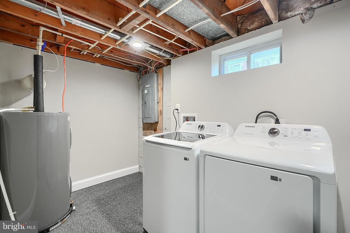 Interior, Washer, Wooden Beams