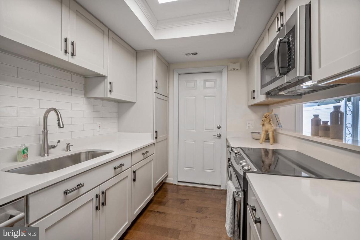 Interior, Kitchen, Washer, Wood Texture Flooring
