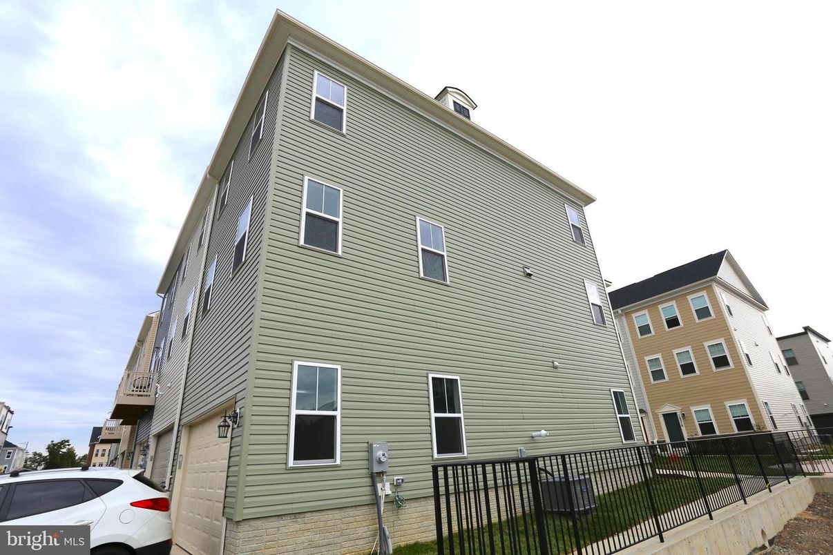 Attached, Exterior, Facade, Rowhouse
