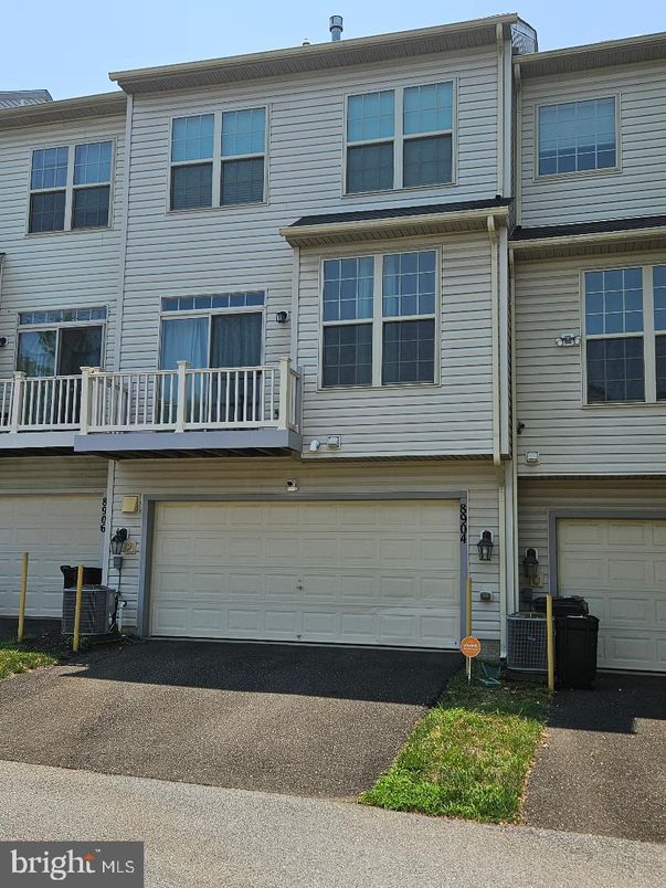 Attached, Exterior, Facade, Rowhouse