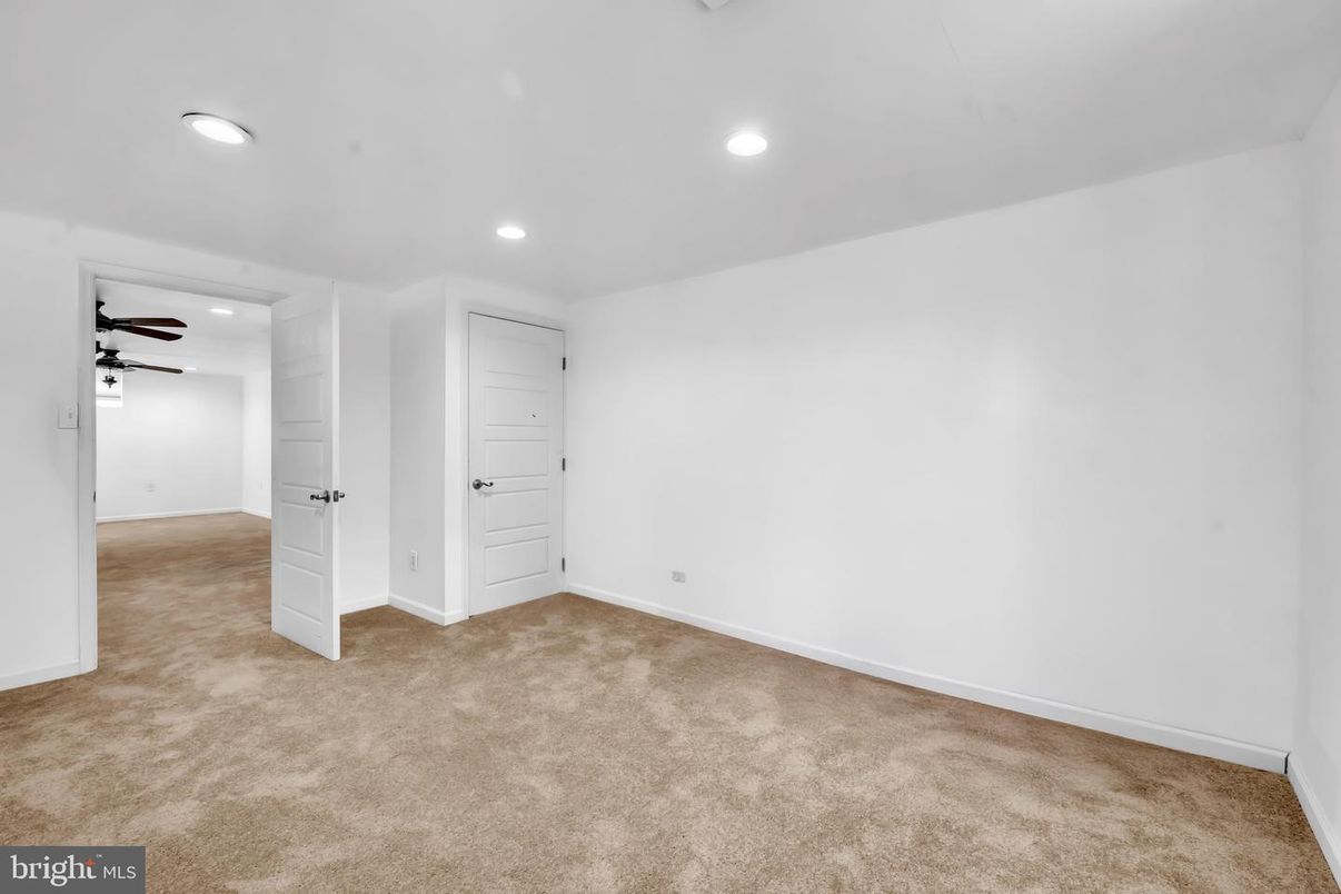 Empty room, Interior, Recessed Lighting