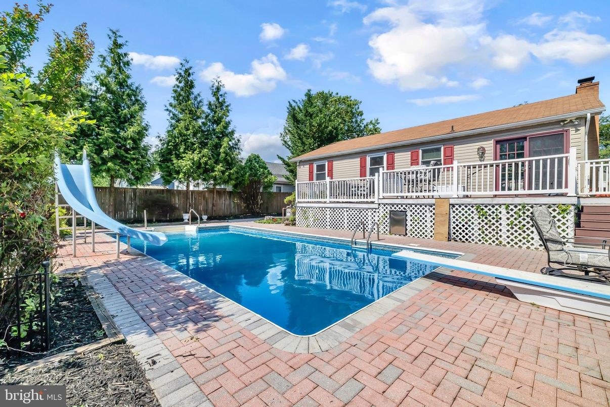 Exterior, Playground, Pool