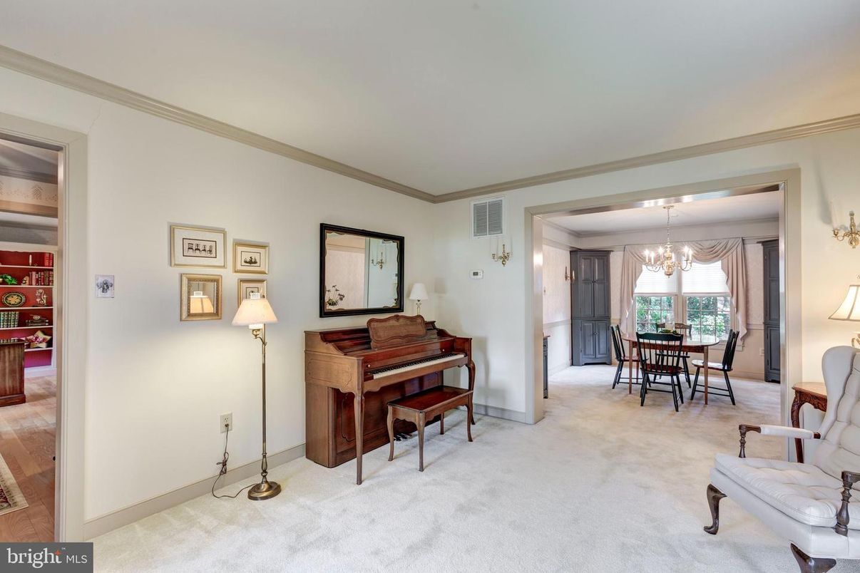 Chandelier, Dining room, Interior, Piano