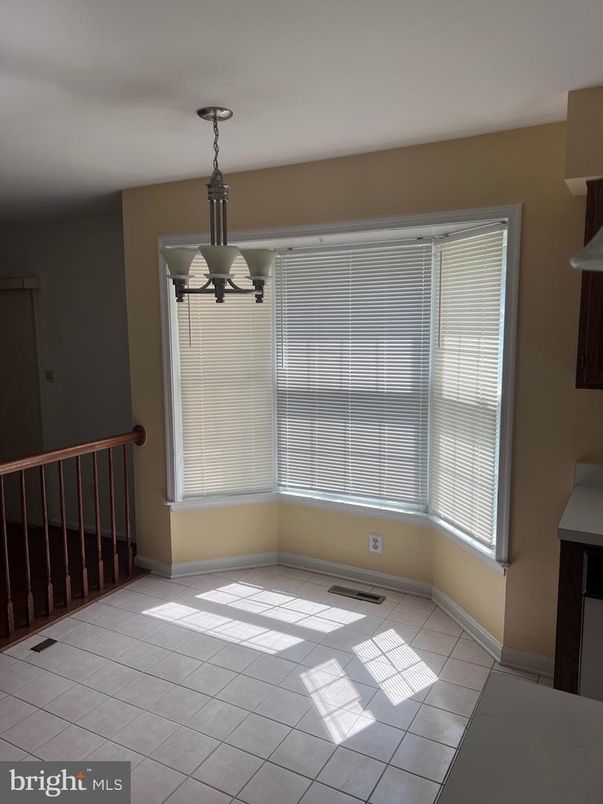 Empty room, Interior, Pendant Lights