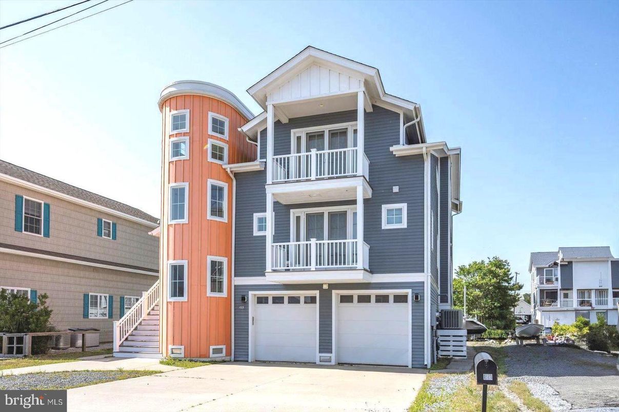 Attached, Exterior, Facade, Rowhouse