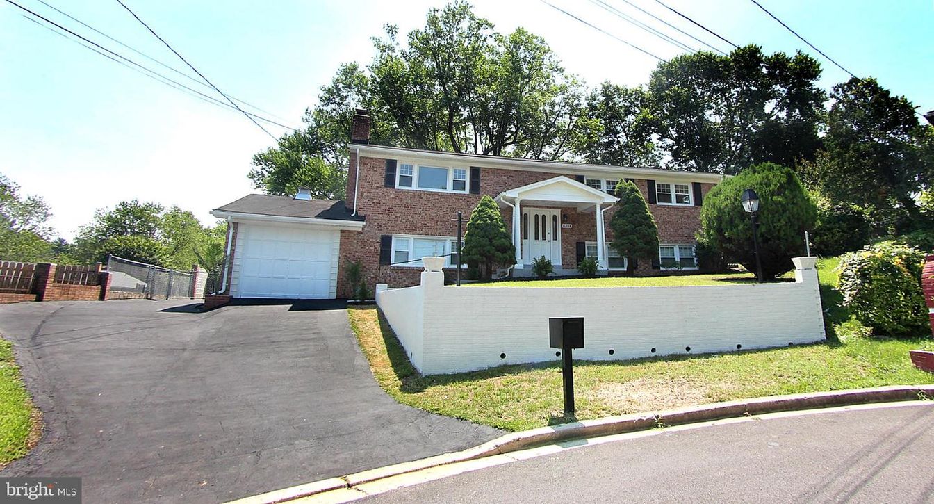 Attached, Exterior, Facade, Brick Facade, Georgian