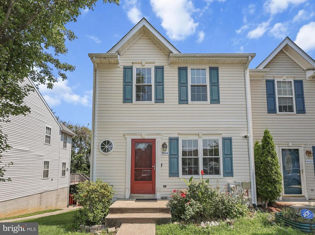 Exterior, Facade, Rowhouse
