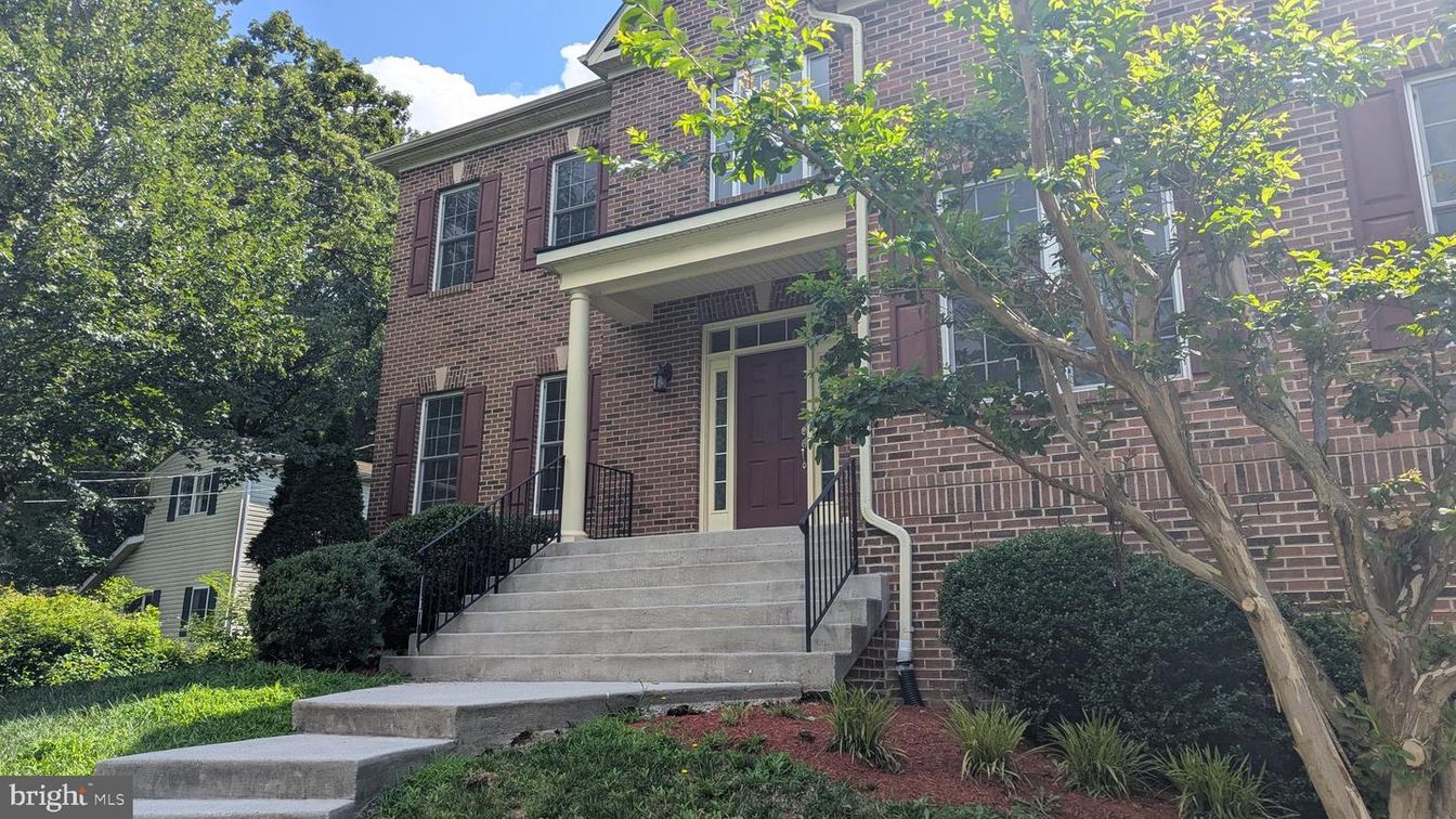 Exterior, Facade, Brick Facade, Rowhouse