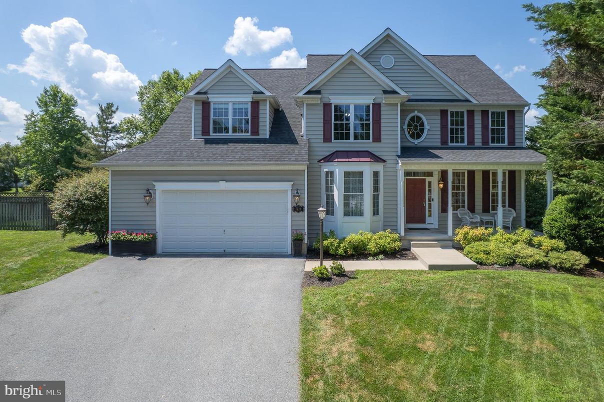 Attached, Exterior, Facade, Farmhouse