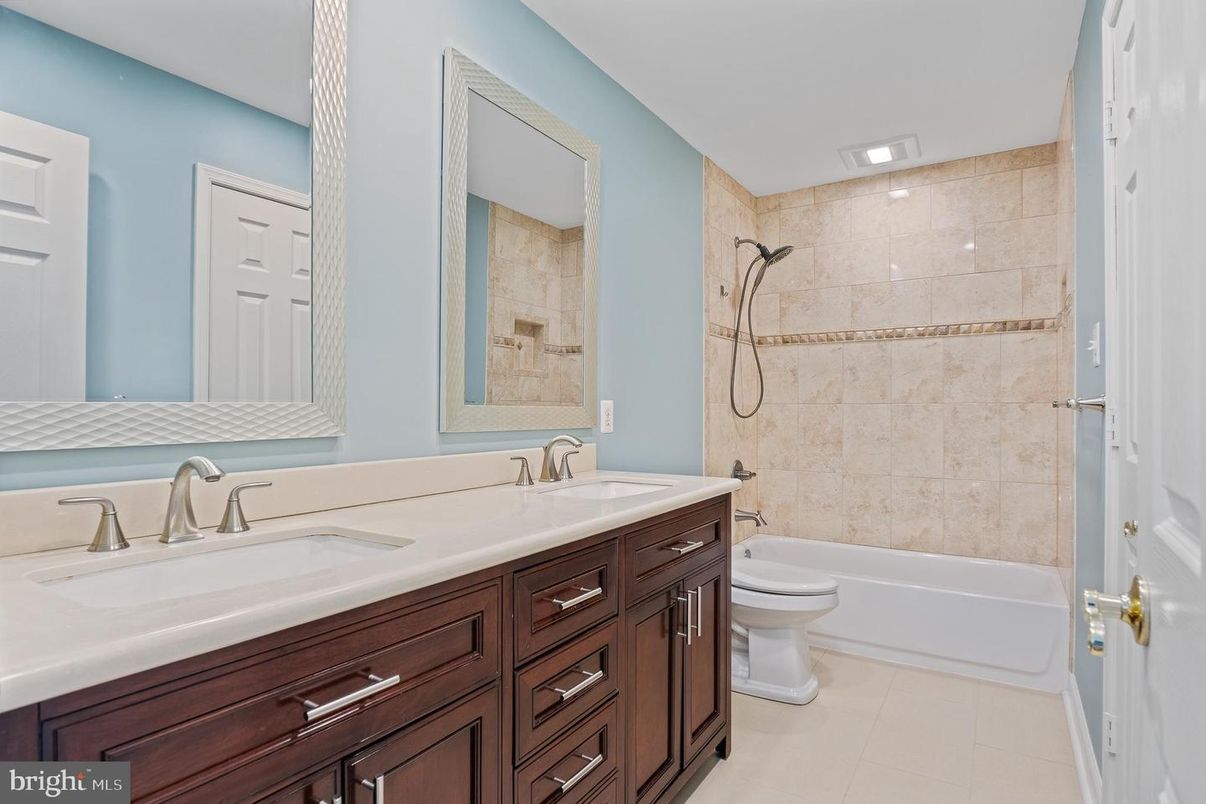 Bathroom, Dual Sink Vanities, Interior, Recessed Lighting