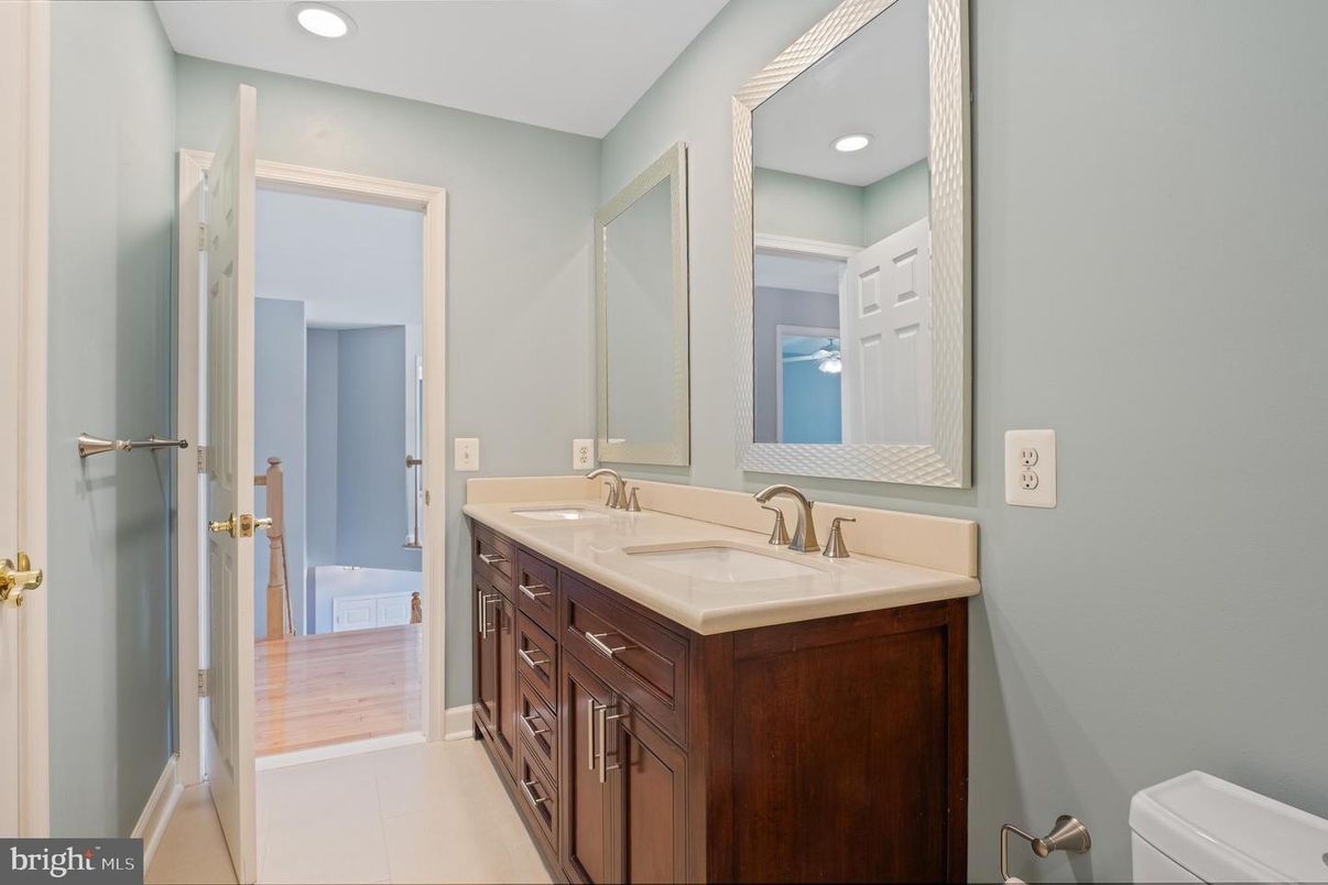 Bathroom, Dual Sink Vanities, Interior, Recessed Lighting