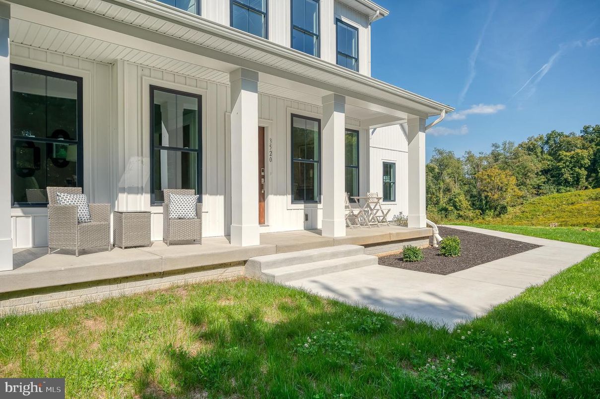Exterior, Facade, None