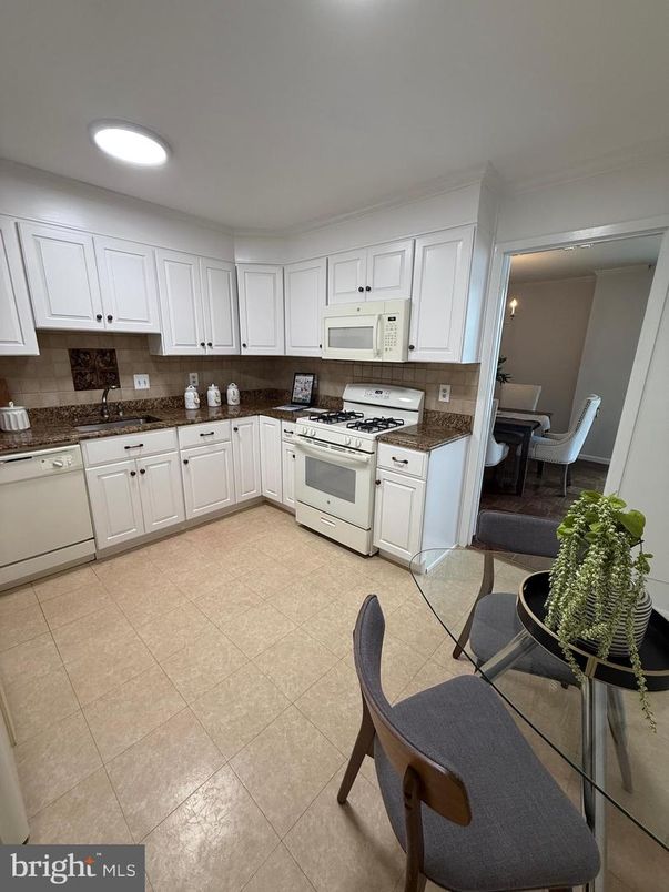 Dining room, Interior, Kitchen, Recessed Lighting