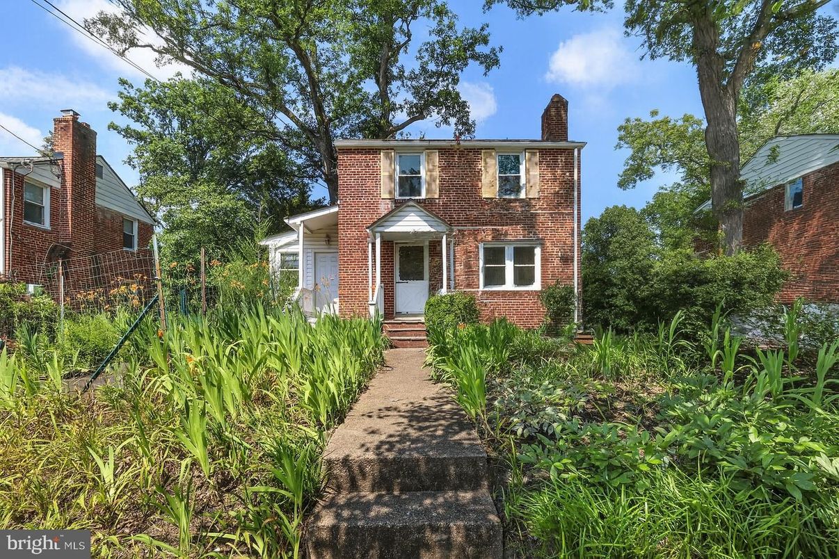 Exterior, Facade, Brick Facade, Georgian