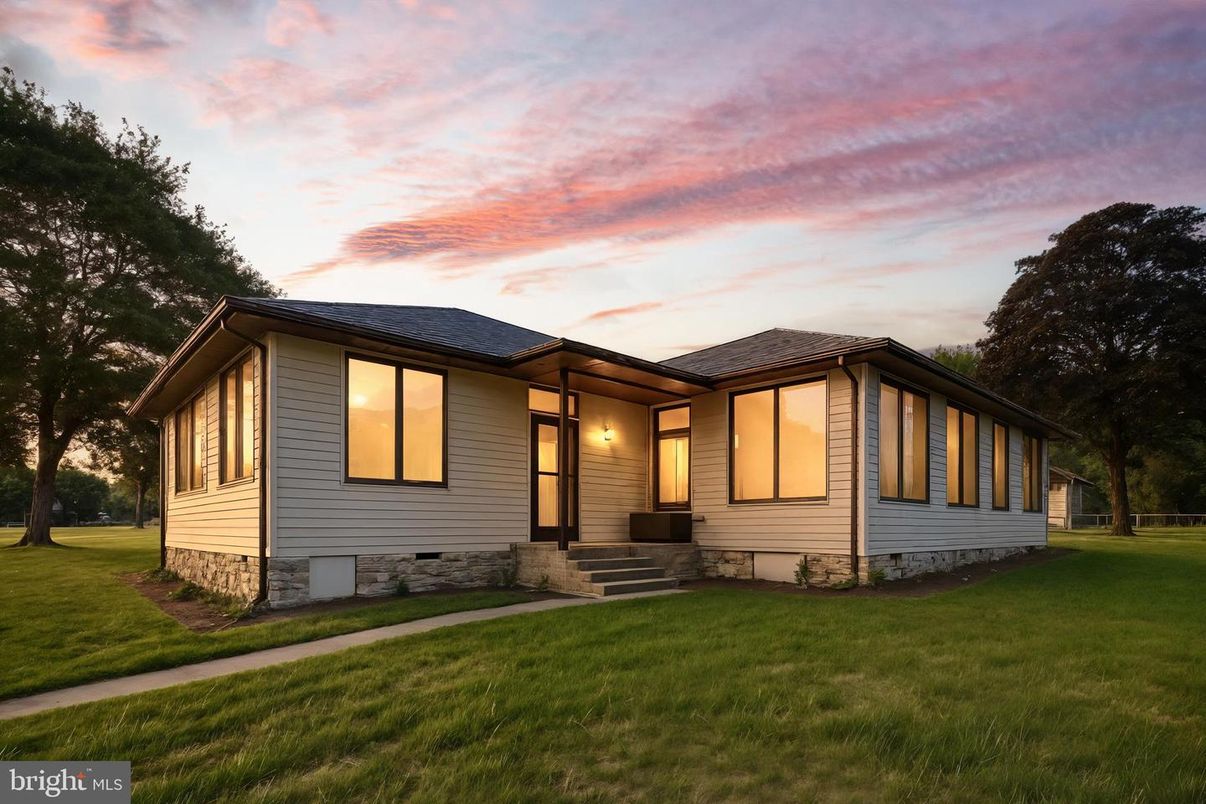 Backyard, Exterior, Facade, Split Level