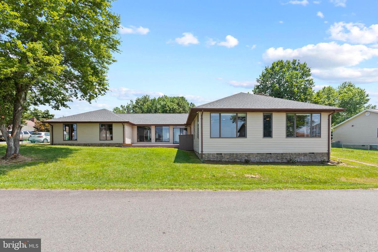 Backyard, Exterior, Facade, Ranch