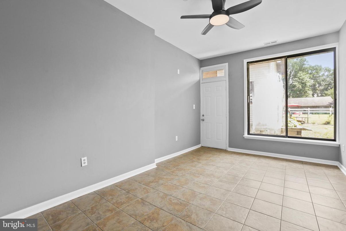 Empty room, Interior