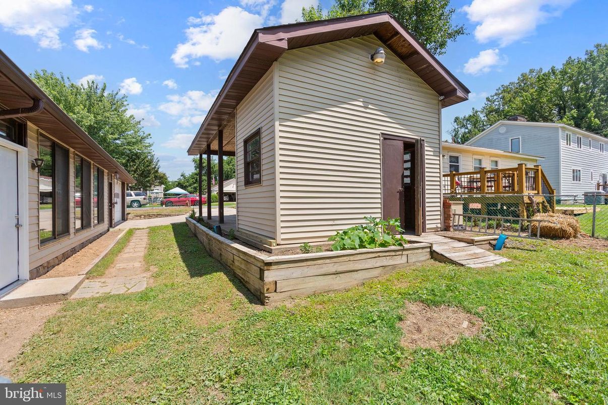 Backyard, Exterior