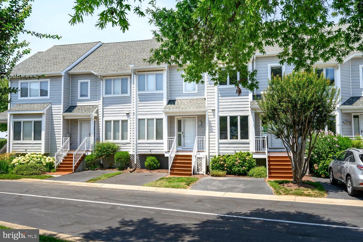 Exterior, Facade, Rowhouse