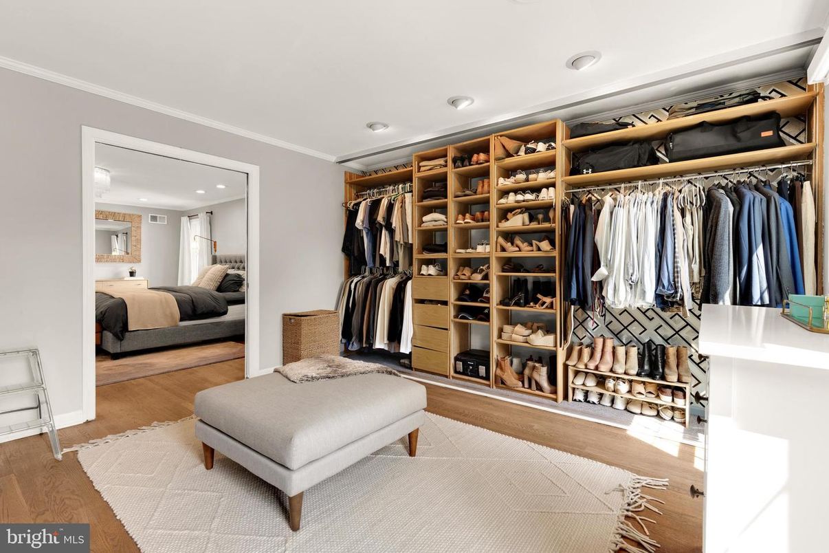 Bedroom, Interior, Recessed Lighting, Walk-in Closets, Wood Texture Flooring